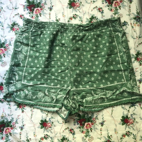 Green & White Floral Shorts - Francesca’s - Picture 1 of 5